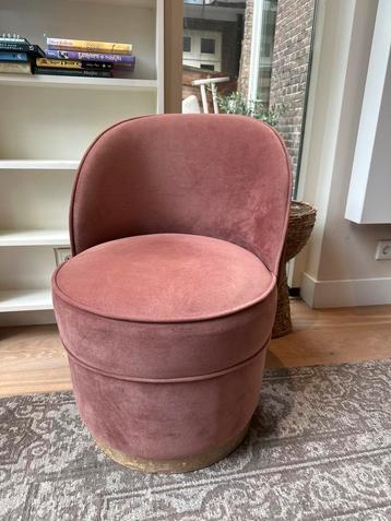 Oudroze velvet stoel. Als nieuw alleen rand eronder is erag beschikbaar voor biedingen