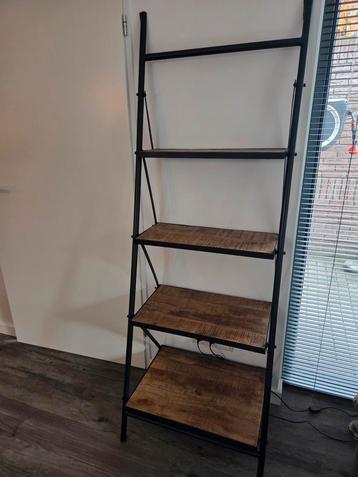 Wandrek van mangohout beschikbaar voor biedingen