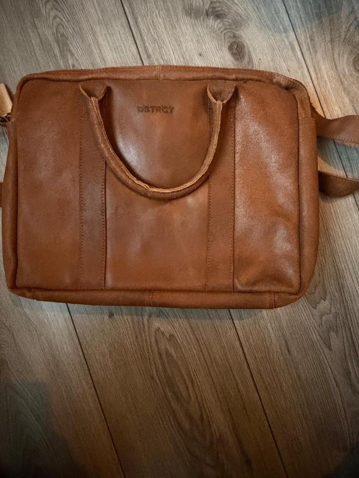 Mooie leren laptoptas van DSTRCT ( District), Computers en Software, Laptoptassen, Zo goed als nieuw, Aktetas, 15 inch, Ophalen of Verzenden