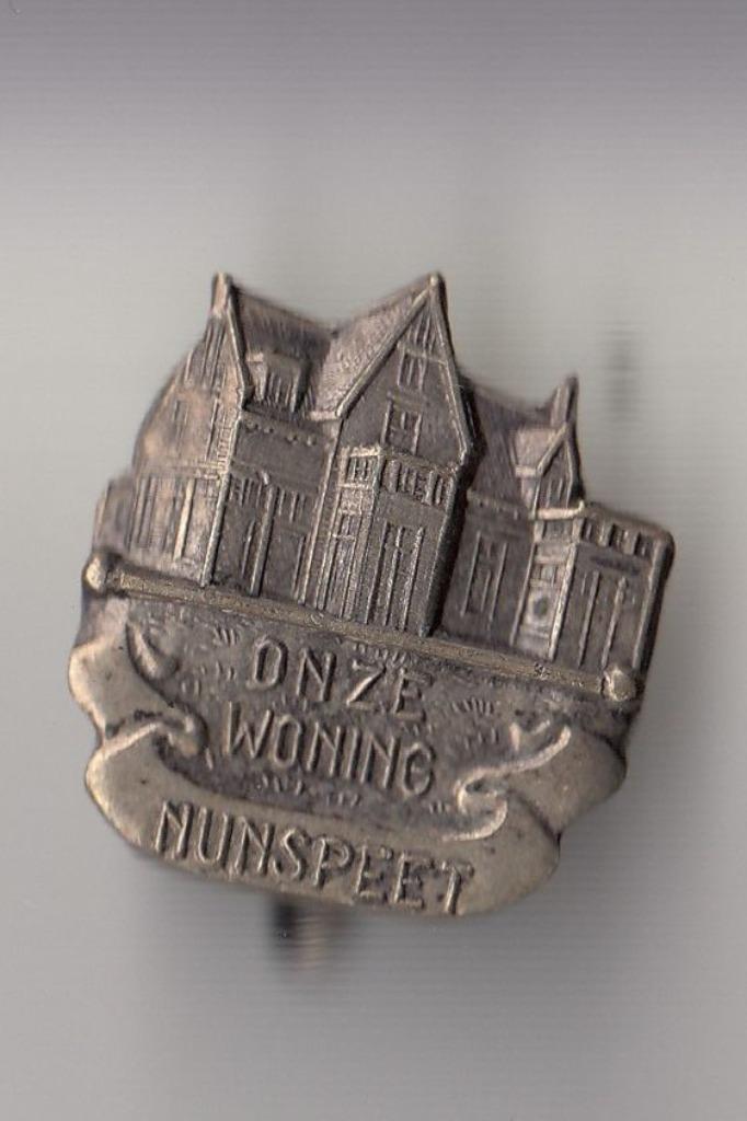 Nunspeet onze Woning broche, Verzamelen, Speldjes, Pins en Buttons, Gebruikt, Speldje of Pin, Overige onderwerpen, Ophalen of Verzenden