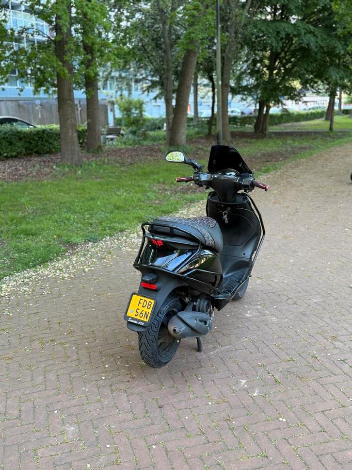 Piaggio Zip 4T Full Option - Bouwjaar 2020 - wok, Fietsen en Brommers, Scooters | Piaggio, Gebruikt, Zip, Benzine, Ophalen of Verzenden