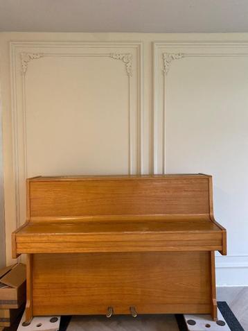 Gratis piano met passende stormed  beschikbaar voor biedingen