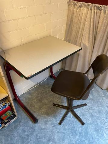 Schooltafeltje met stoeltje beschikbaar voor biedingen
