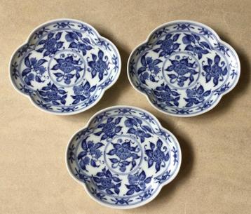 3 blauw/witte Japanse bordjes met geschulpte rand gemerkt beschikbaar voor biedingen