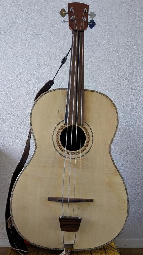 Guitaron Bas, met element. (uniek, one of a kind), Muziek en Instrumenten, Snaarinstrumenten | Gitaren | Bas, Zo goed als nieuw