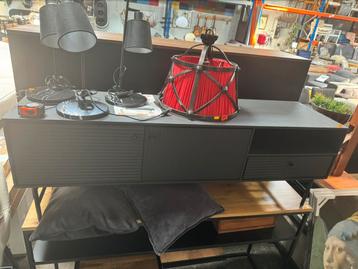 Smaakvolle Zwarte TV-Meubel beschikbaar voor biedingen