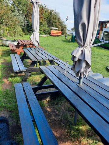 2 Oude Picknicktafels beschikbaar voor biedingen
