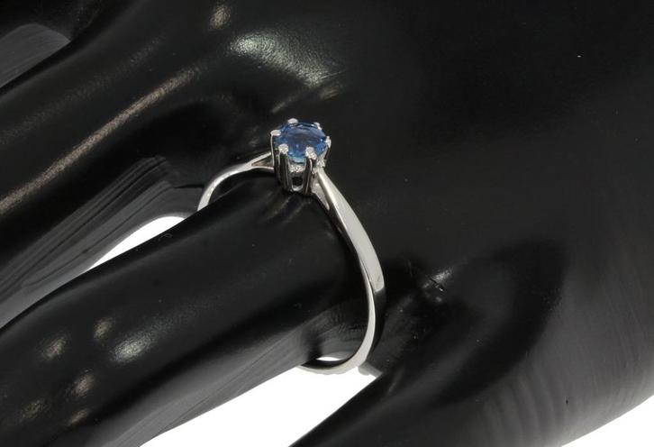 Saffier solitair 18k gouden luxe dames ring klassiek, Sieraden, Tassen en Uiterlijk, Ringen, Zo goed als nieuw, Dame, 17 tot 18