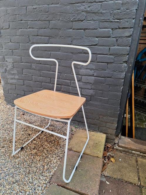 Design eettafel stoel: stevig metaal met houten zitting!, Huis en Inrichting, Stoelen, Zo goed als nieuw, Eén, Hout, Metaal, Wit