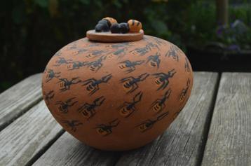 Mooie vaas/pot met Mieren! In prima staat beschikbaar voor biedingen