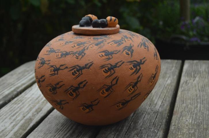 Mooie vaas/pot met Mieren! In prima staat, Antiek en Kunst, Antiek | Keramiek en Aardewerk, Ophalen of Verzenden