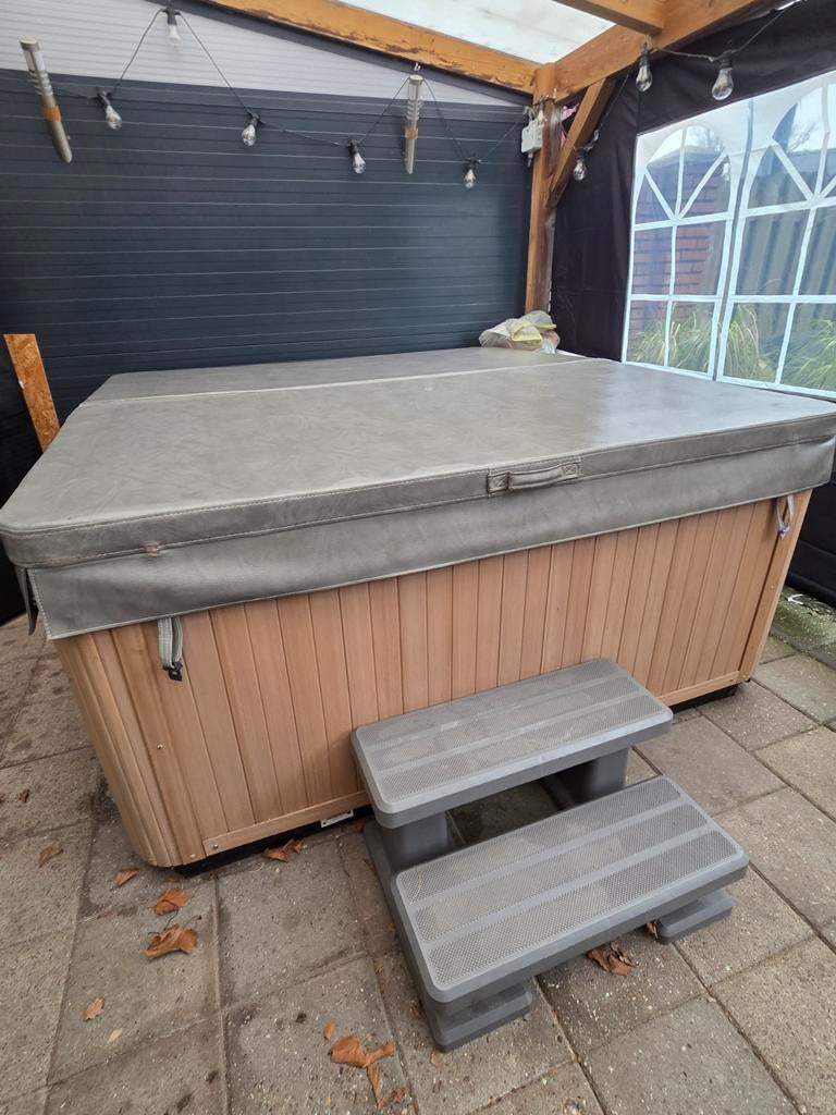Reflections Jacuzzi 5 persoons met verlichting, Tuin en Terras, Ophalen, Gebruikt, Trap, Vast