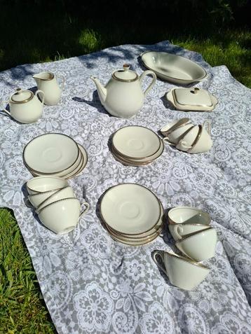 porselein servies kop en schotels theepot melk suikerkan beschikbaar voor biedingen