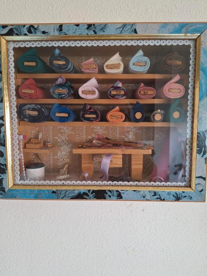 Kijkkastje met stoffen, Antiek en Kunst, Antiek | Woonaccessoires, Ophalen of Verzenden