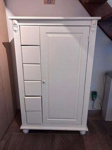 Brocante kastje beschikbaar voor biedingen