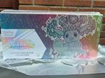 Pokémon Prismatic Evolutions Super Premium Collection, Ophalen, Nieuw, Boosterbox