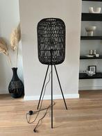 Zwarte vloerlamp Rami Kwantum, Huis en Inrichting, Lampen | Vloerlampen, Ophalen, Zo goed als nieuw, 150 tot 200 cm