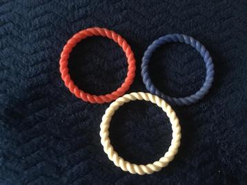 3 rubbere armbanden rood wit blauw voor €1,00 ( ophalen) beschikbaar voor biedingen