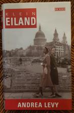 Klein eiland - Andrea Levy - hardcover - IZGST Jamaicanen UK, Ophalen of Verzenden, Zo goed als nieuw, Andrea Levy, Europa overig