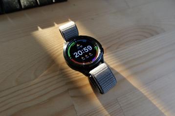 Samsung Galaxy Watch4 Classic met accessoires beschikbaar voor biedingen