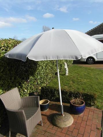 parasol grijs 175 doorsnede  niet nieuw maar doet t prima  beschikbaar voor biedingen