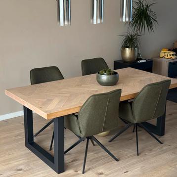 200x100 Visgraad tafel + 4 Loods5 draaistoelen beschikbaar voor biedingen