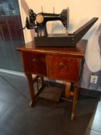 Antieke naaimachine en tafel, Ophalen