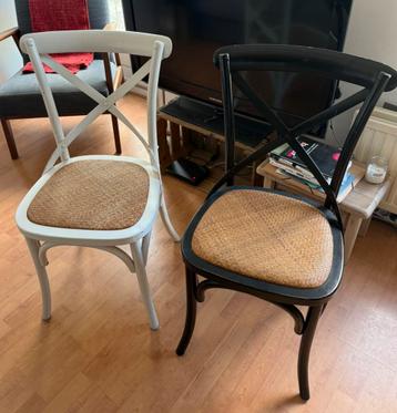 2 eetkamer stoelen (wit en zwart) beschikbaar voor biedingen