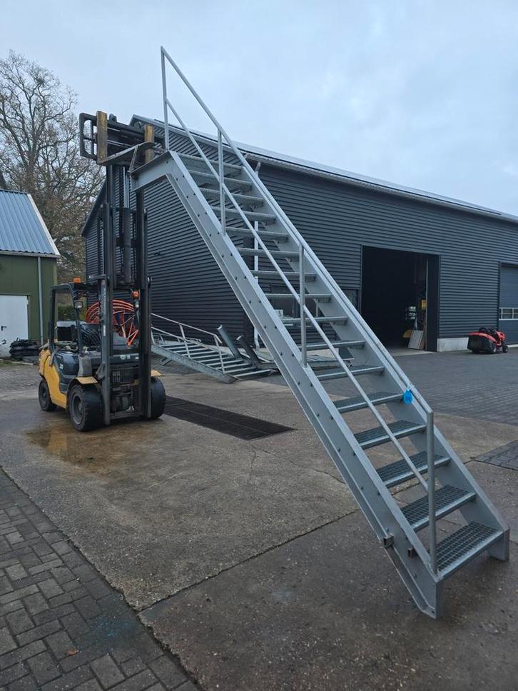 Stalen trap met bordes gegalv. Hoog 3,2 mtr. Nob176, Doe-het-zelf en Verbouw, Ladders en Trappen, Zo goed als nieuw, 2 tot 4 meter