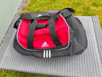 Ruime vintage Adidas sporttas!  beschikbaar voor biedingen