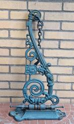 Zware,  11 kg., GIETIJZEREN  WANDHAAK  70 cm  met plantenbak, Ophalen, Gebruikt