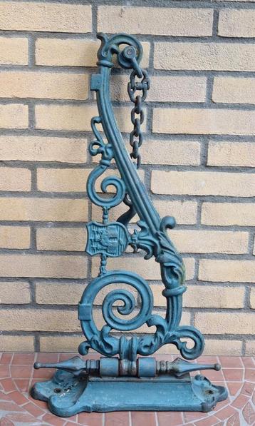 Zware,  11 kg., GIETIJZEREN  WANDHAAK  70 cm  met plantenbak beschikbaar voor biedingen
