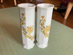 2 vintage vaasjes gele bloemen, Gebruikt, Geel, Aardewerk of Porselein, Ophalen of Verzenden