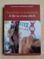 Jan Houtman Merklappen, Een leven in kruissteek, Boeken, Hobby en Vrije tijd, Gelezen, Ophalen of Verzenden, Borduren en Naaien