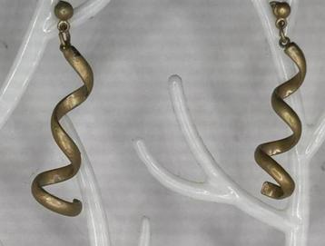 Goudkleurige wikkel/wokkel oorbellen nieuw beschikbaar voor biedingen