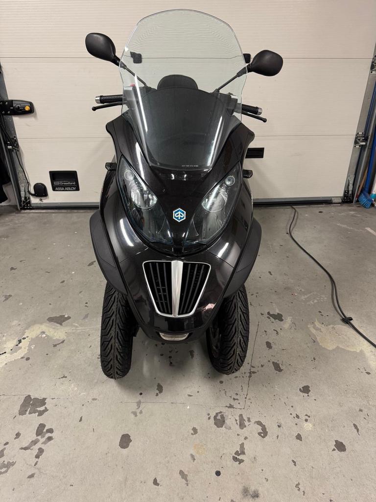 Piaggio MP3 met Akrapovic uitlaat en nieuwe banden, Fietsen en Brommers, Brommeronderdelen | Scooters, Gebruikt, Piaggio, Uitlaat