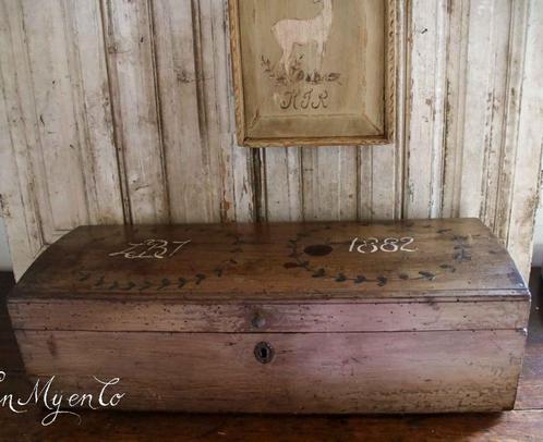 Antiek Zweeds kistje met initialen, Antiek en Kunst, Curiosa en Brocante, Ophalen of Verzenden