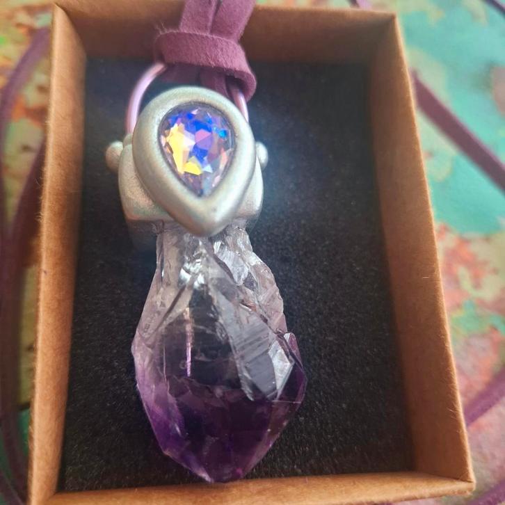 Gave handgemaakte ruwe Amethist hanger met Swarovski kristal, Sieraden, Tassen en Uiterlijk, Kettinghangers, Zo goed als nieuw