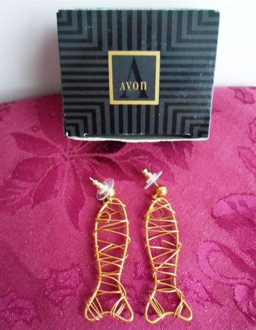 AVON Oorbellen in originele doos. Oorstekers. Goudkleurig, Sieraden, Tassen en Uiterlijk, Oorbellen, Nieuw, Hangers, Overige materialen
