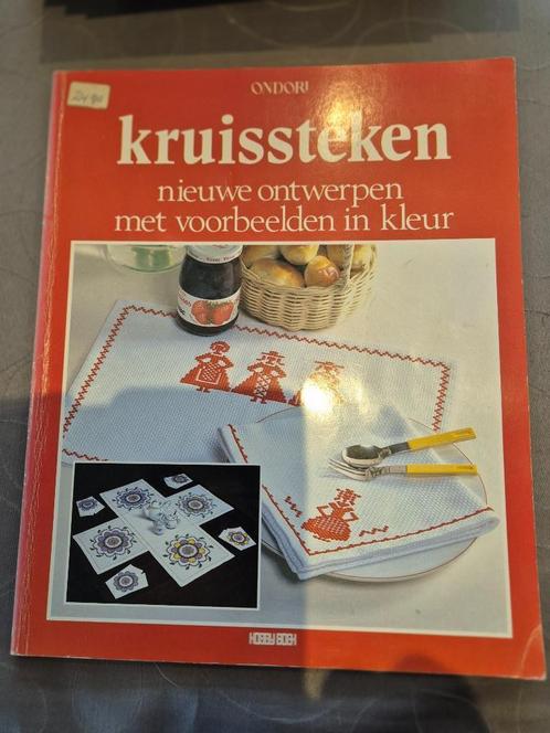 Kruisstekenboek van Ondori, Hobby en Vrije tijd, Borduren en Borduurmachines, Zo goed als nieuw, Overige typen, Handborduren, Ophalen of Verzenden