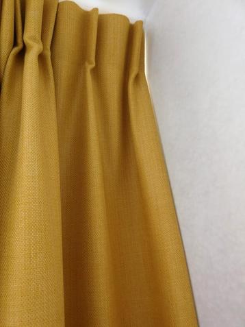 Mooie gordijnen in oker / mosterd geel. Semi-verduisterend beschikbaar voor biedingen