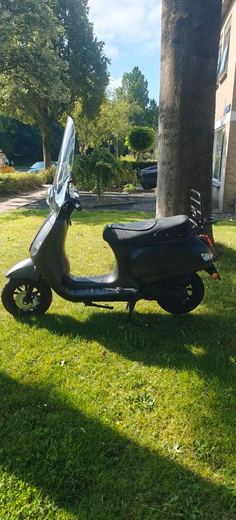 Capri CL scooter – 2021 – 3000km, Fietsen en Brommers, Scooters | Overige merken, Zo goed als nieuw, Maximaal 45 km/u, Benzine