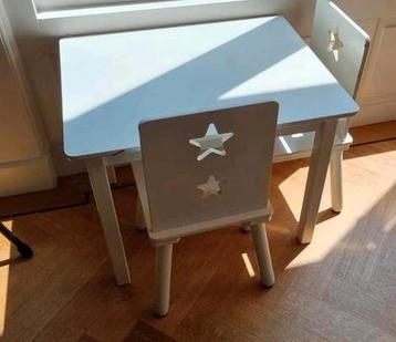 Witte speeltafel + 2 sterrenstoelen – stevig & stijlvol beschikbaar voor biedingen