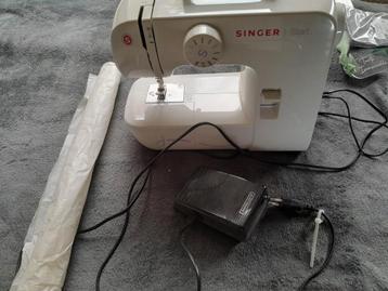 Naaimachine, stof & garenkastje beschikbaar voor biedingen