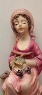 Vintage beeldje CAPODIMONTE meisje met druiven, Antiek en Kunst, Ophalen of Verzenden