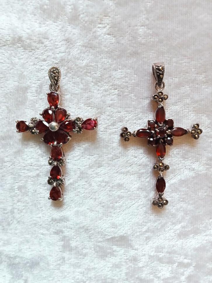 2 Mooie Zilveren Kruisjes met Granaten en Markesietjes, Sieraden, Tassen en Uiterlijk, Antieke sieraden, Hanger, Zilver, Met edelsteen