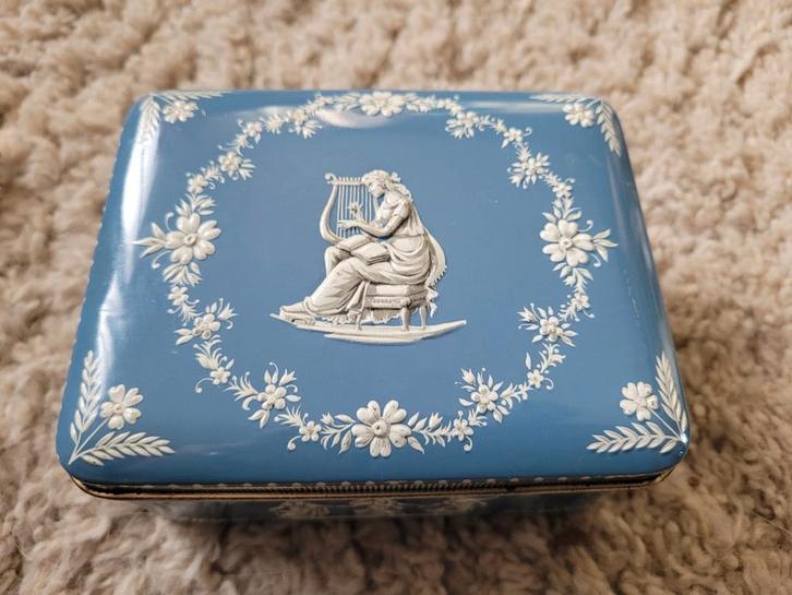 Leuk blikje in Wedgwood stijl muziek en dans, Verzamelen, Blikken, Zo goed als nieuw, Overige, Ophalen of Verzenden
