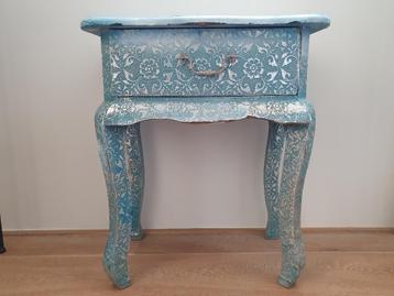 Tafeltje met lade beschikbaar voor biedingen