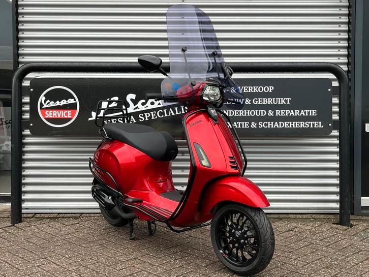 Vespa Sprint | Candy Red | Brom | 2022 | 5276 km, Fietsen en Brommers, Brommers | Vespa, Zo goed als nieuw, Overige modellen, Maximaal 45 km/u