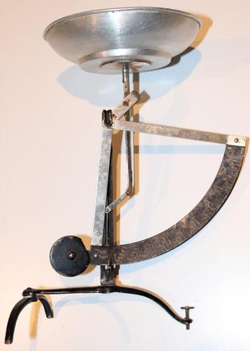 Antieke pendel weegschaal beschikbaar voor biedingen